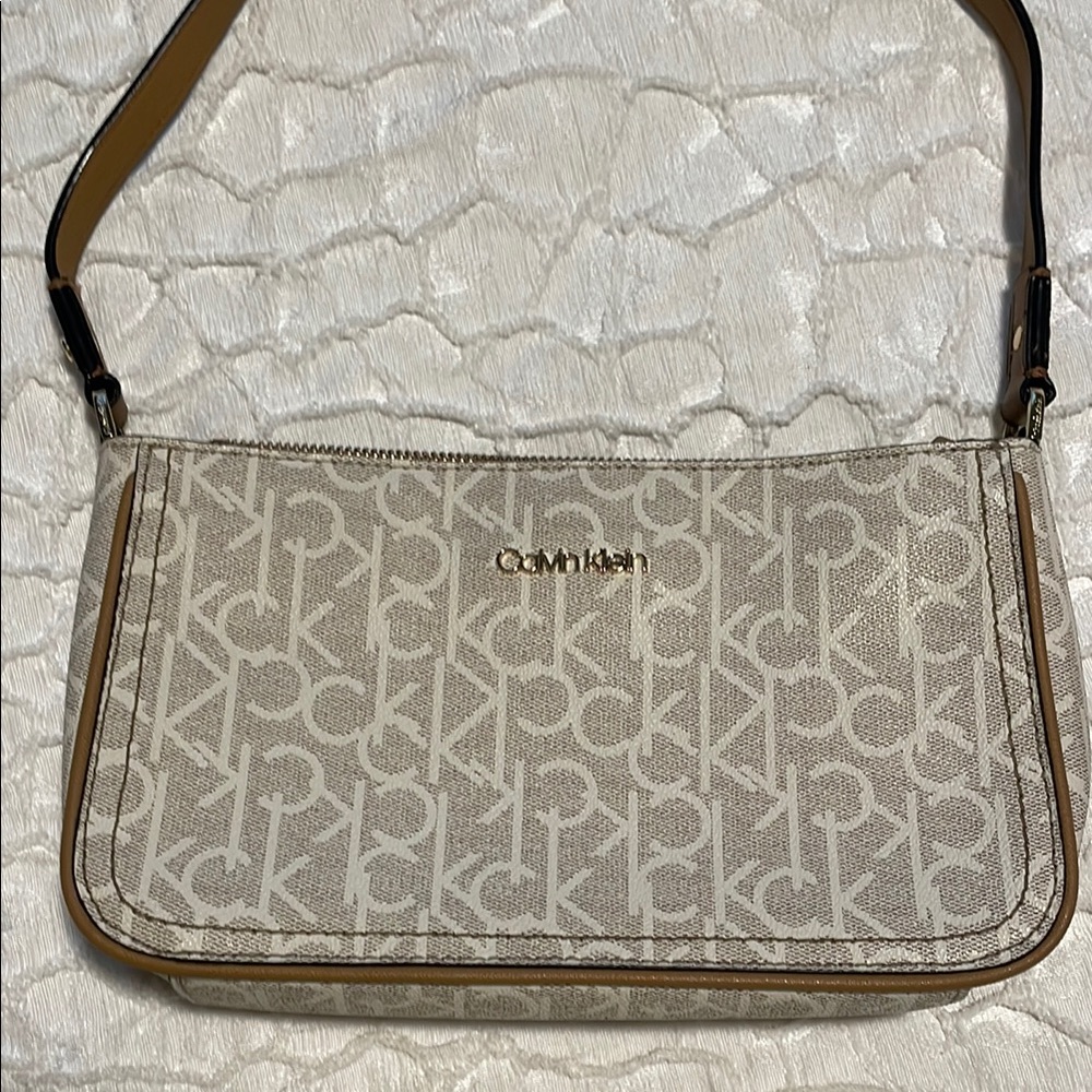 Calvin Klein Cream Shoulder Bag with Elegant Design
